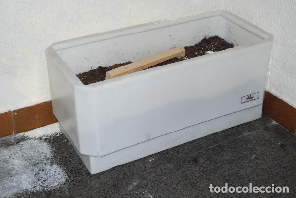 Vintage: Jardinera de autorriego en pl&aacute;stico blanco - Foto 1