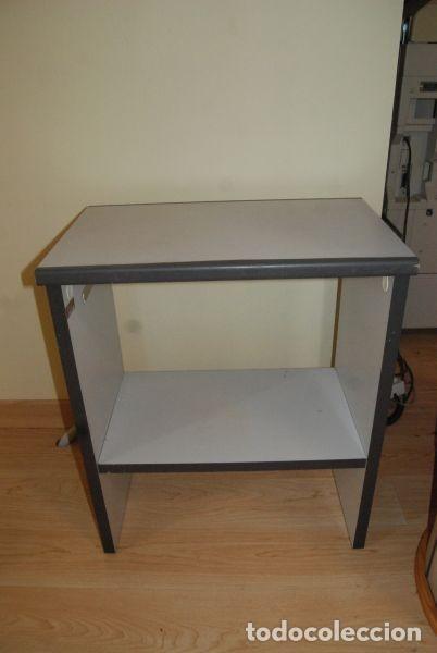 Vintage: Mesa auxiliar con balda, en color gris. - Foto 1