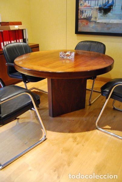 Vintage: Mesa redonda de madera con pata central de forma triangular - Foto 1