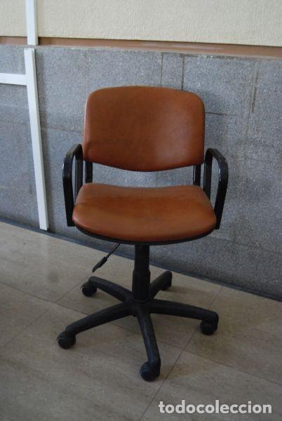 Vintage: Sill&oacute;n giratorio con ruedas tapizada en marr&oacute;n. - Foto 1