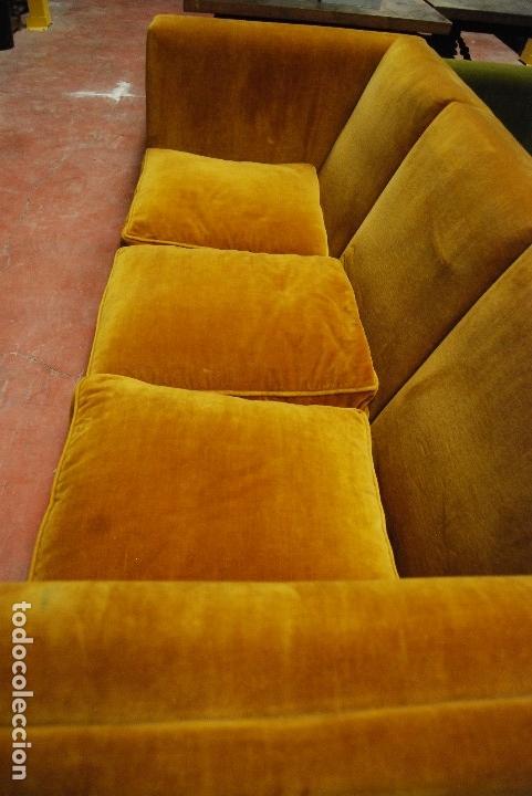 Vintage: Sof&aacute; tapizado en terciopelo dorado. - Foto 3