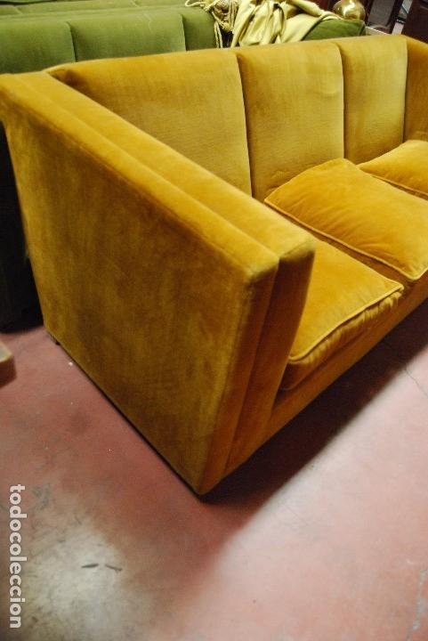 Vintage: Sof&aacute; tapizado en terciopelo dorado. - Foto 8