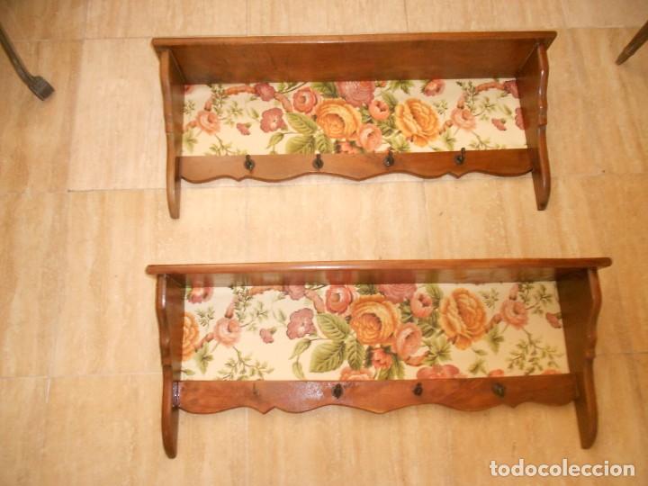 Vintage: PAREJA DE PERCHAS DE MADERA Y TELA - Foto 1