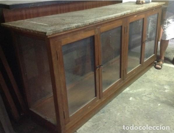 Mueble expositor antiguo, de madera y totalmente acristalado