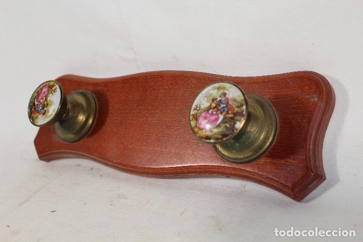 Vintage: perchero de pared con dos perchas de escenas romanticas - Foto 3