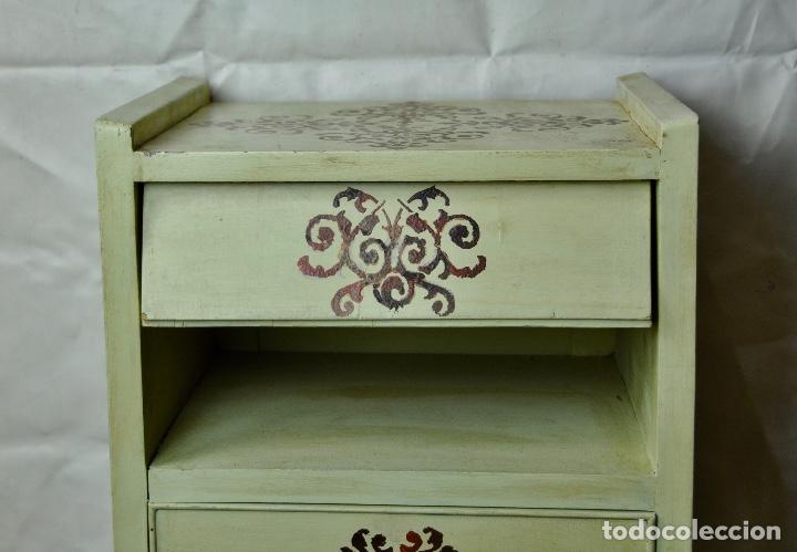 Vintage: Mesilla de noche pintada en beige con dibujos - Foto 2