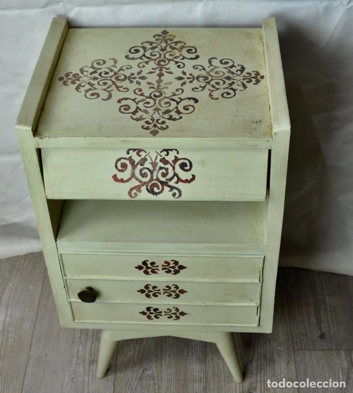 Vintage: Mesilla de noche pintada en beige con dibujos - Foto 4