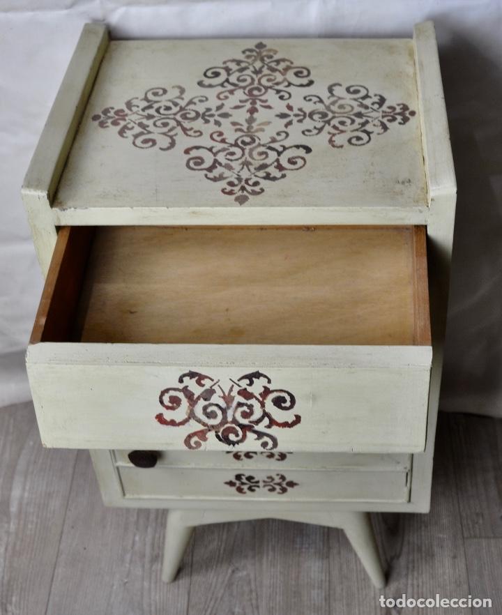 Vintage: Mesilla de noche pintada en beige con dibujos - Foto 5