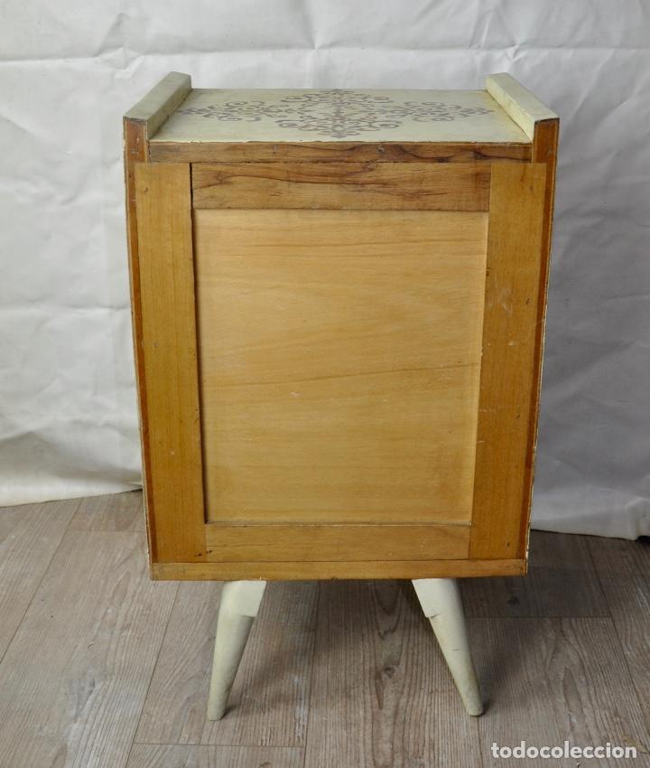 Vintage: Mesilla de noche pintada en beige con dibujos - Foto 8