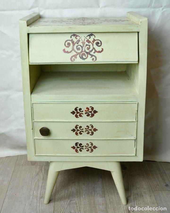 Vintage: Mesilla de noche pintada en beige con dibujos - Foto 1