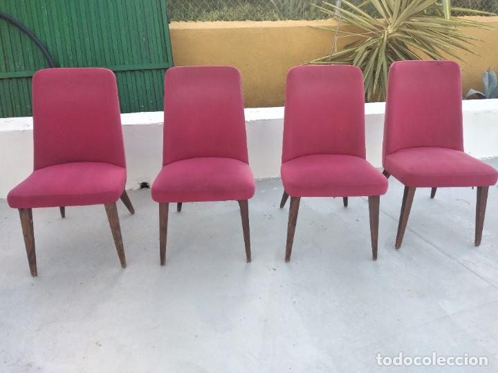 Vintage: Lote de 4 sillas de madera con tapizado rojo aterciopelado, vintage. - Foto 2 - 254591440