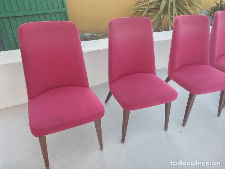 Vintage: Lote de 4 sillas de madera con tapizado rojo aterciopelado, vintage. - Foto 3 - 254591440