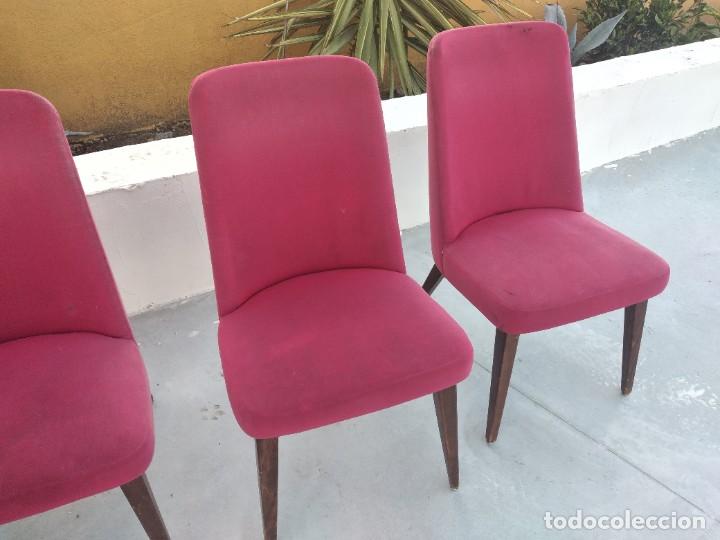 Vintage: Lote de 4 sillas de madera con tapizado rojo aterciopelado, vintage. - Foto 4 - 254591440