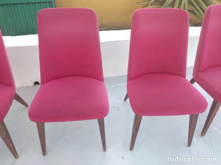 Vintage: Lote de 4 sillas de madera con tapizado rojo aterciopelado, vintage. - Foto 5 - 254591440