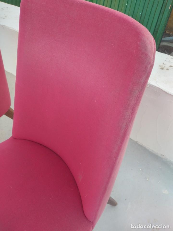 Vintage: Lote de 4 sillas de madera con tapizado rojo aterciopelado, vintage. - Foto 7 - 254591440