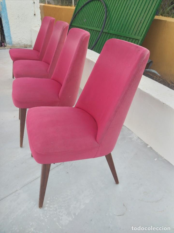 Vintage: Lote de 4 sillas de madera con tapizado rojo aterciopelado, vintage. - Foto 10 - 254591440