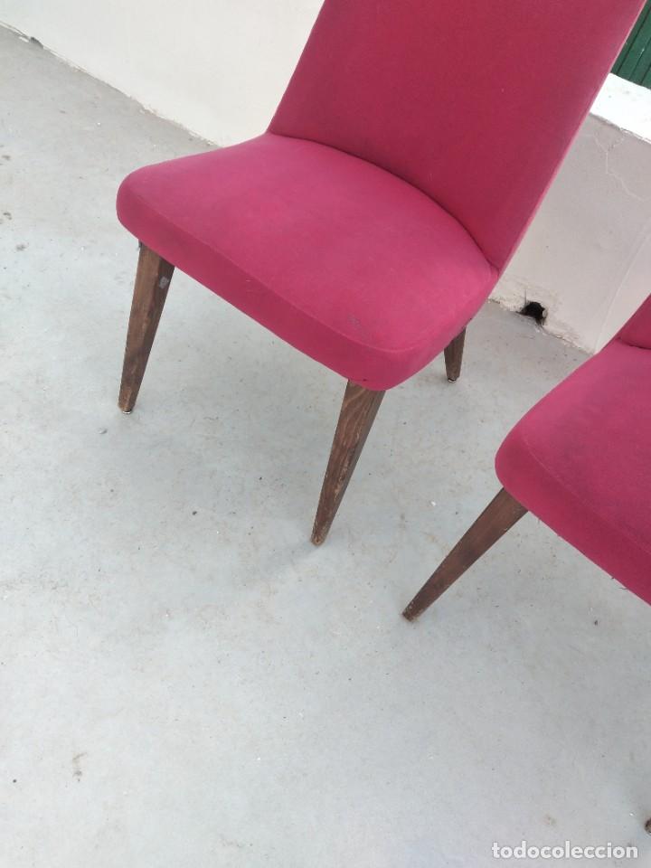 Vintage: Lote de 4 sillas de madera con tapizado rojo aterciopelado, vintage. - Foto 11 - 254591440