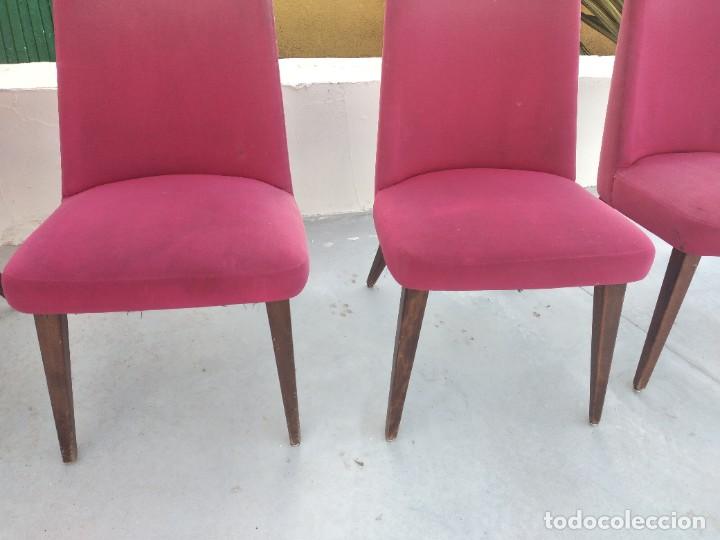 Vintage: Lote de 4 sillas de madera con tapizado rojo aterciopelado, vintage. - Foto 12 - 254591440
