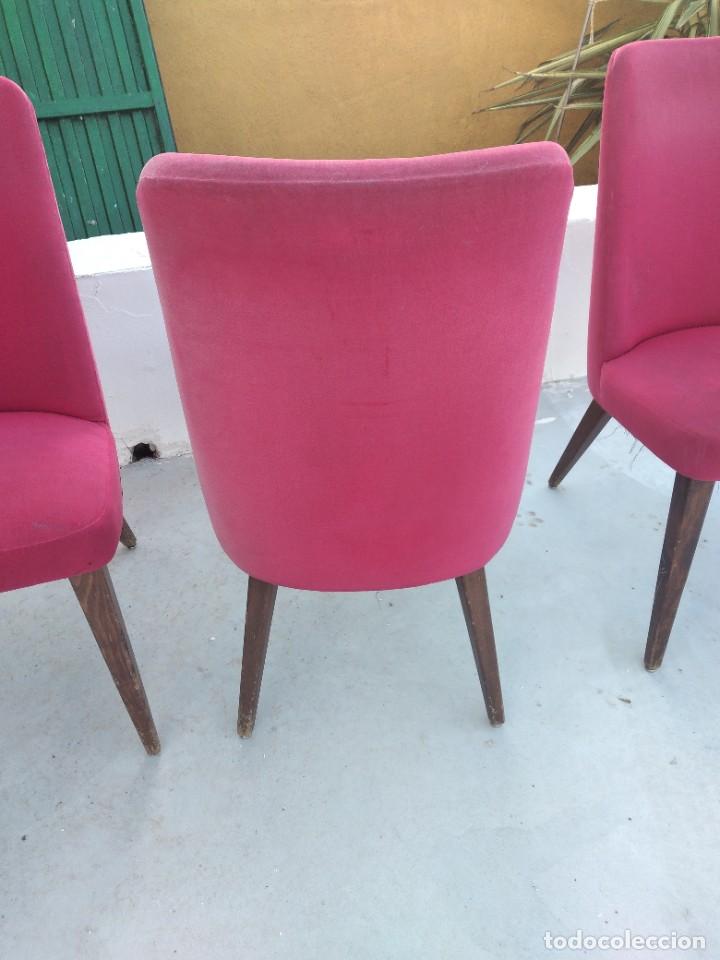 Vintage: Lote de 4 sillas de madera con tapizado rojo aterciopelado, vintage. - Foto 13 - 254591440