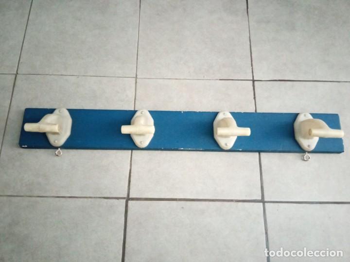 Vintage: Perchero 4 colgadores madera y pl&aacute;stico - Foto 1