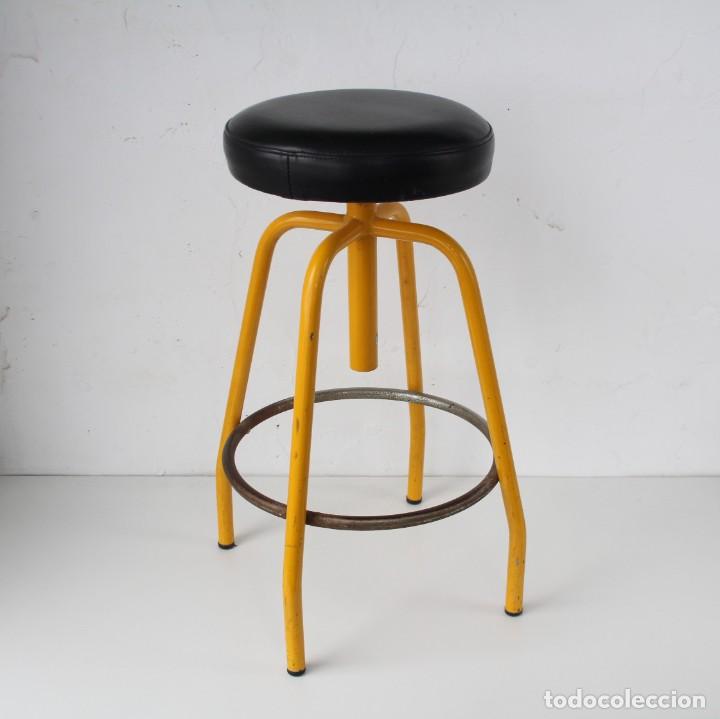 Vintage: Taburete industrial de taller. Giratorio regulable en altura. De la Oliva. A&ntilde;os 70-80.