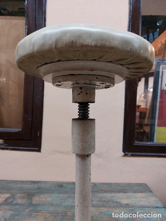 Vintage: TABURETE DE DENTISTA, CON MUELLE BASCULANTE. - Foto 4