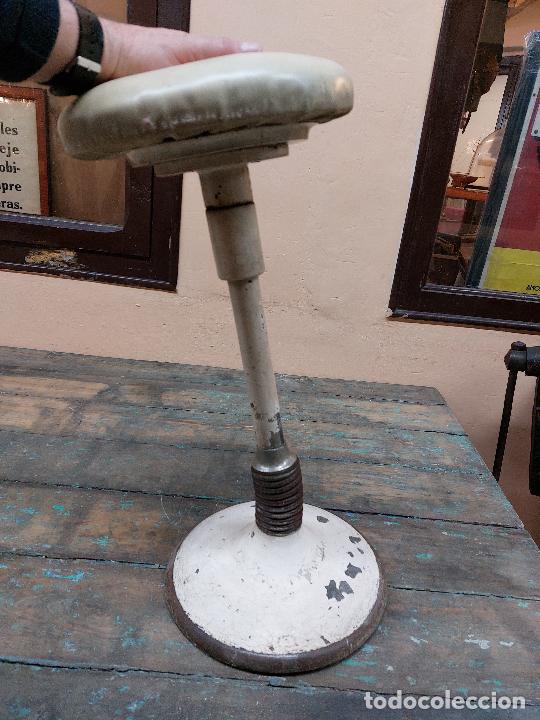 Vintage: TABURETE DE DENTISTA, CON MUELLE BASCULANTE. - Foto 5
