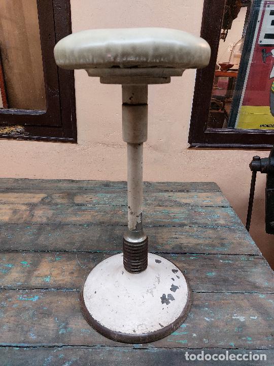 Vintage: TABURETE DE DENTISTA, CON MUELLE BASCULANTE. - Foto 1