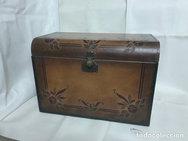 Vintage: Baul de piel decorado y pintado - Foto 1