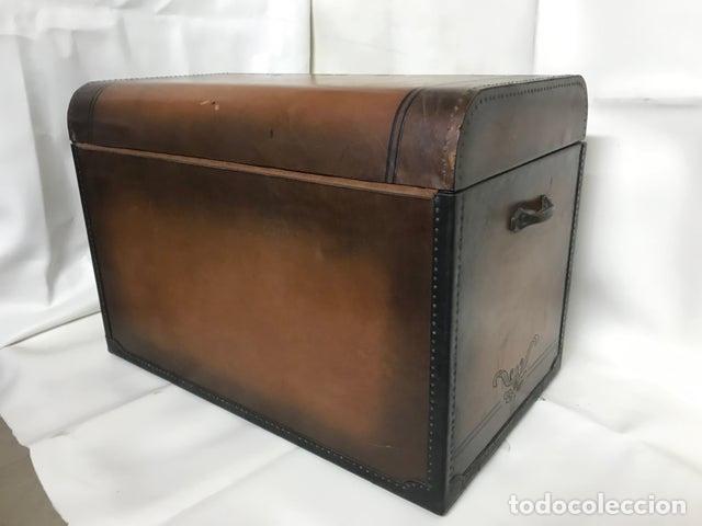 Vintage: Baul de piel decorado y pintado - Foto 3