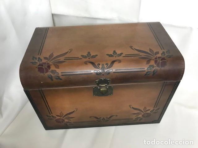 Vintage: Baul de piel decorado y pintado - Foto 4