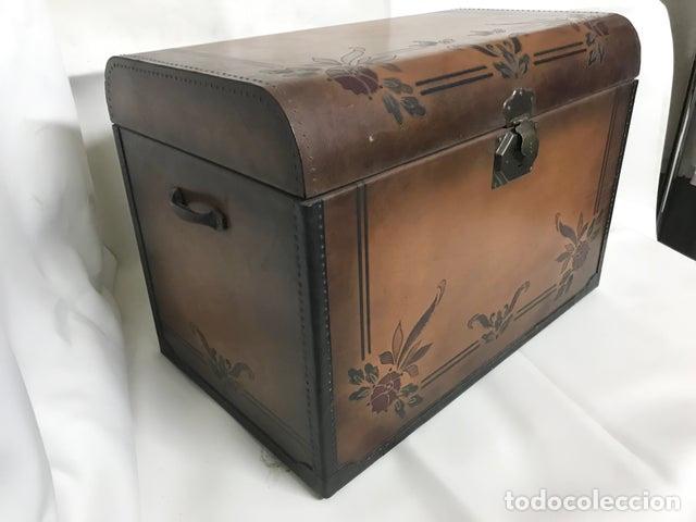 Vintage: Baul de piel decorado y pintado - Foto 5