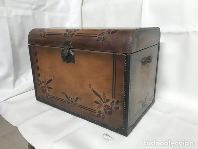 Vintage: Baul de piel decorado y pintado - Foto 6