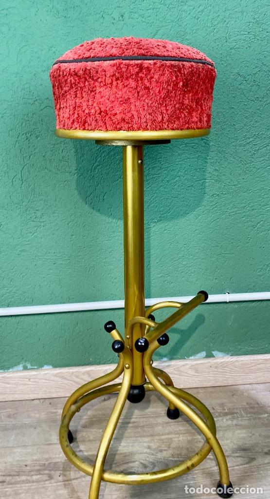 Vintage: Taburete de bar tapizado en rojo - Foto 3