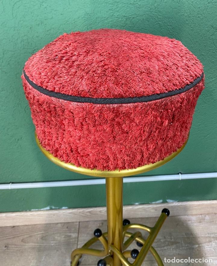 Vintage: Taburete de bar tapizado en rojo - Foto 6