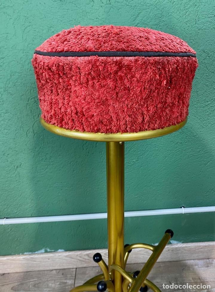 Vintage: Taburete de bar tapizado en rojo - Foto 7