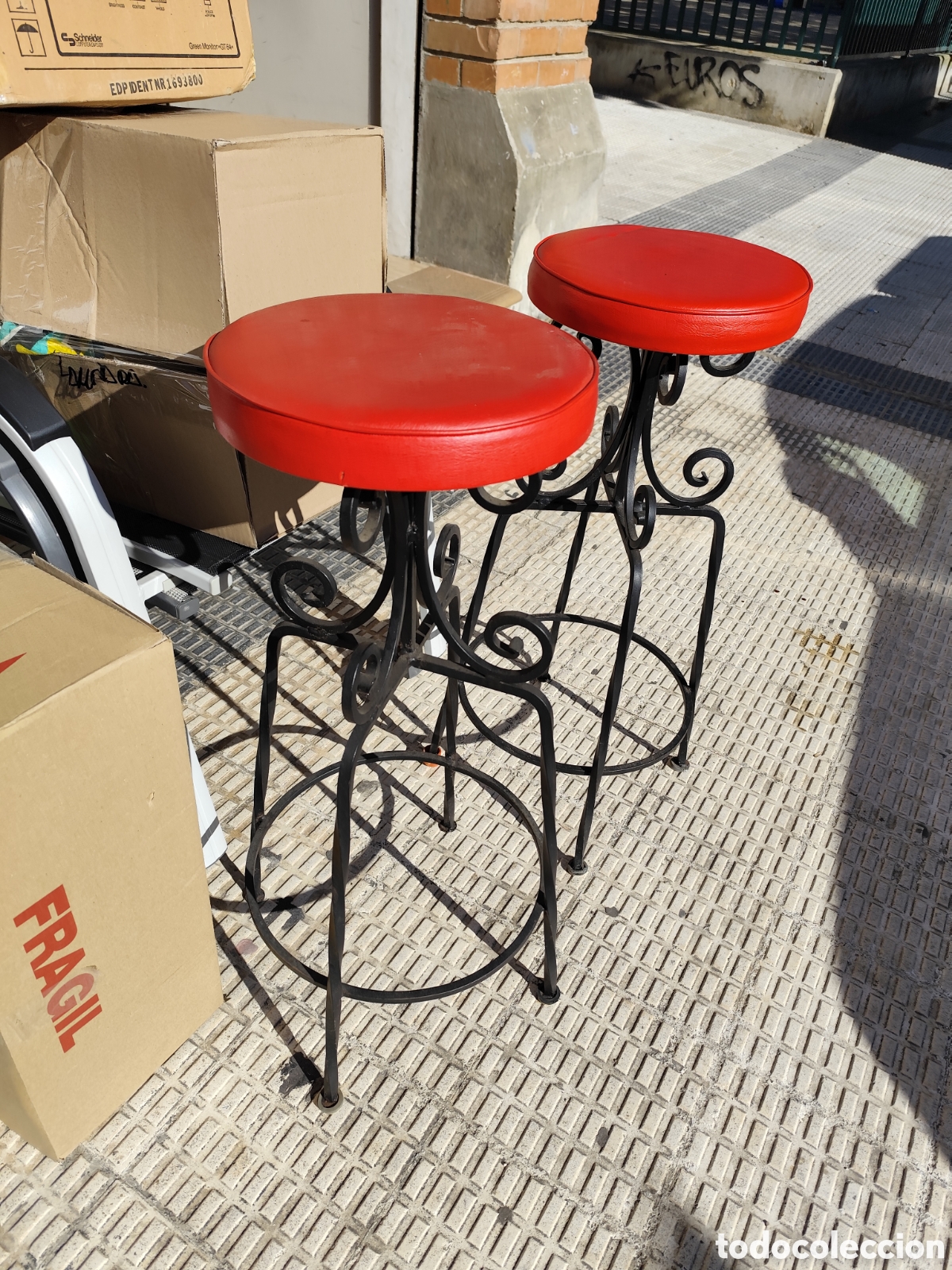 Vintage: Sillas de forja con asiento de rojo - Foto 1