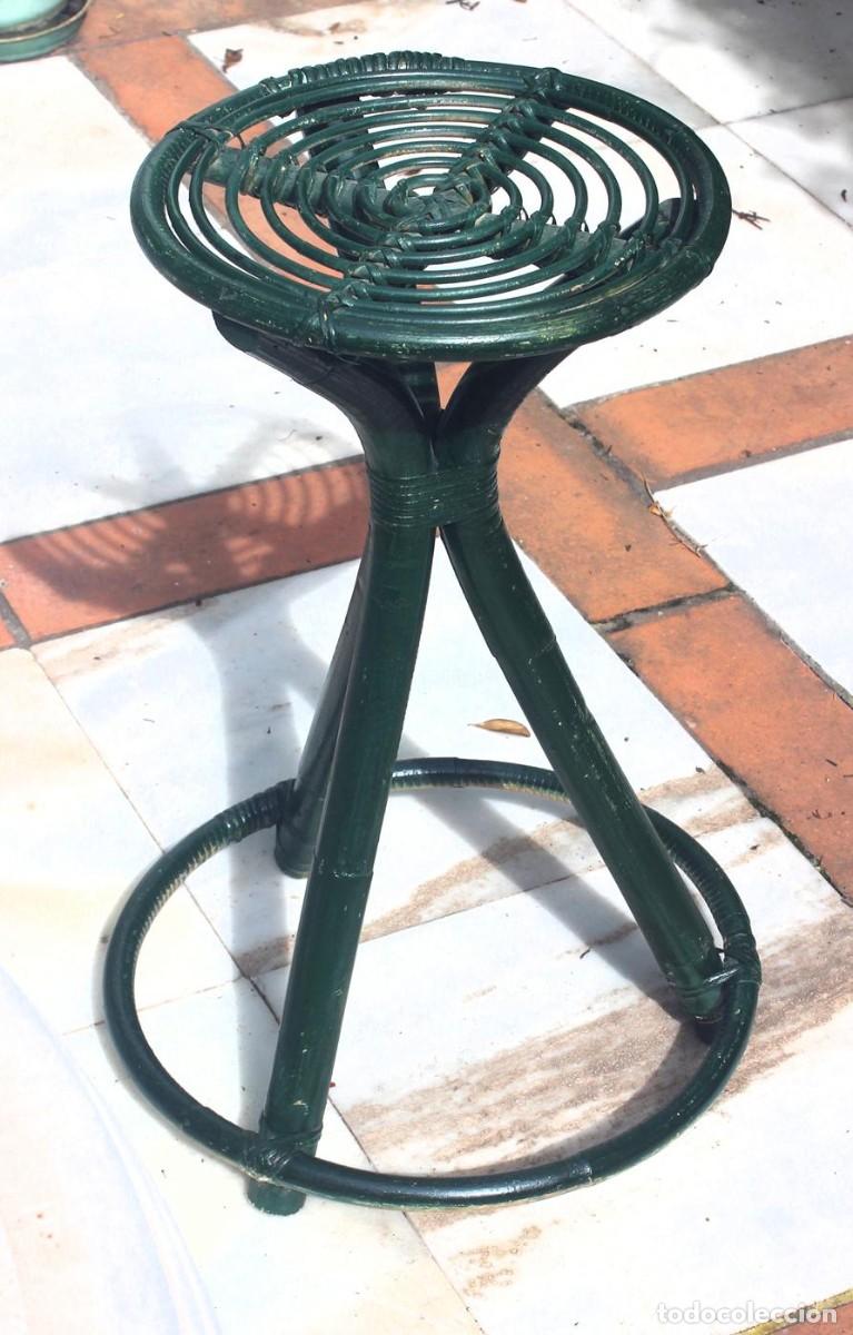 Vintage: Antiguo taburete de mimbre - Foto 1