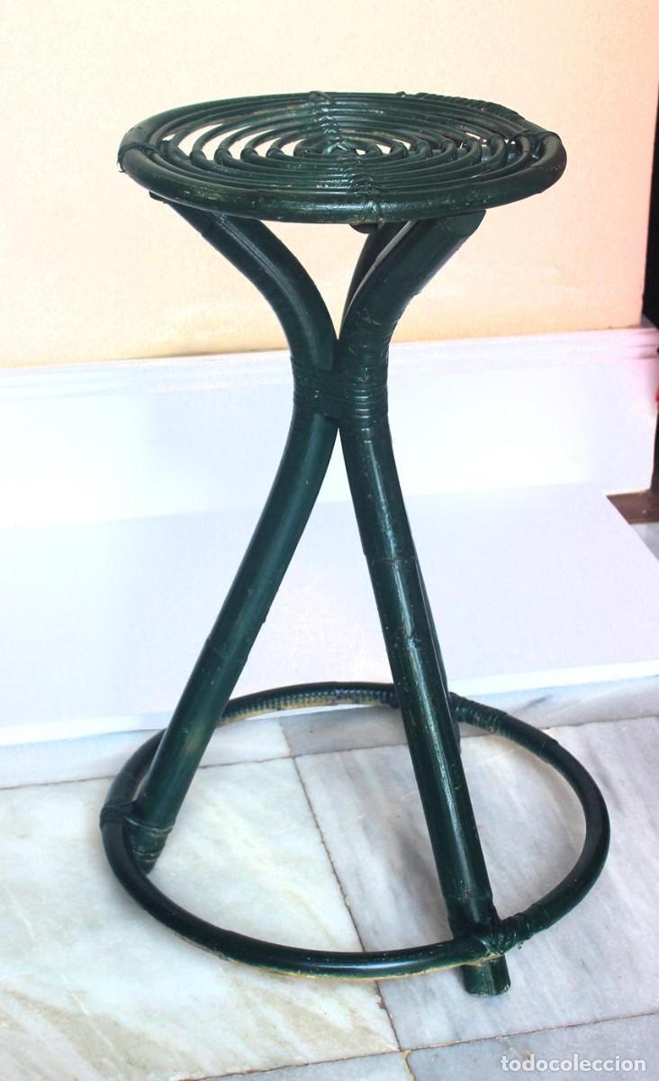Vintage: Antiguo taburete de mimbre - Foto 2