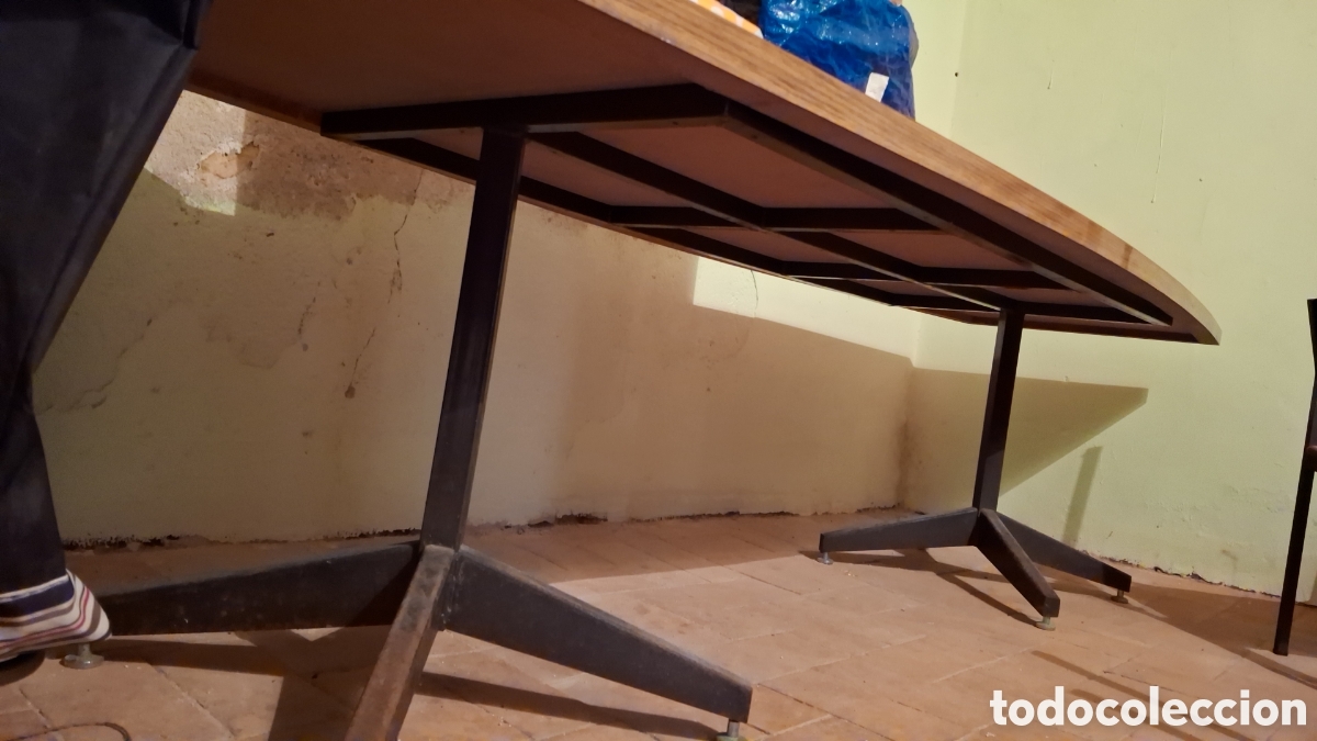 Vintage: Mesa madera estructura resistente hierro con 8 sillas - Foto 2