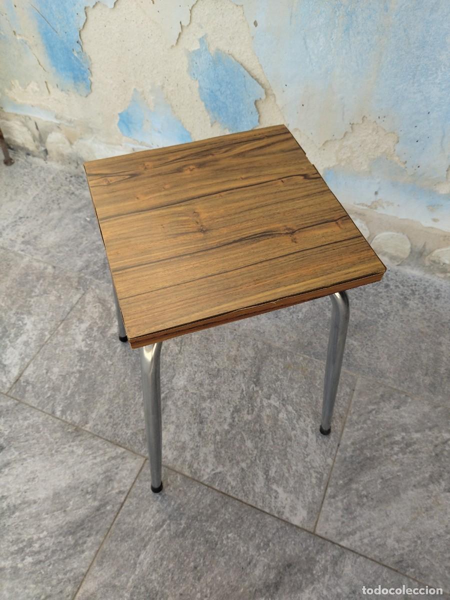 Vintage: Banqueta de madera chapada y patas cromadas. - Foto 1
