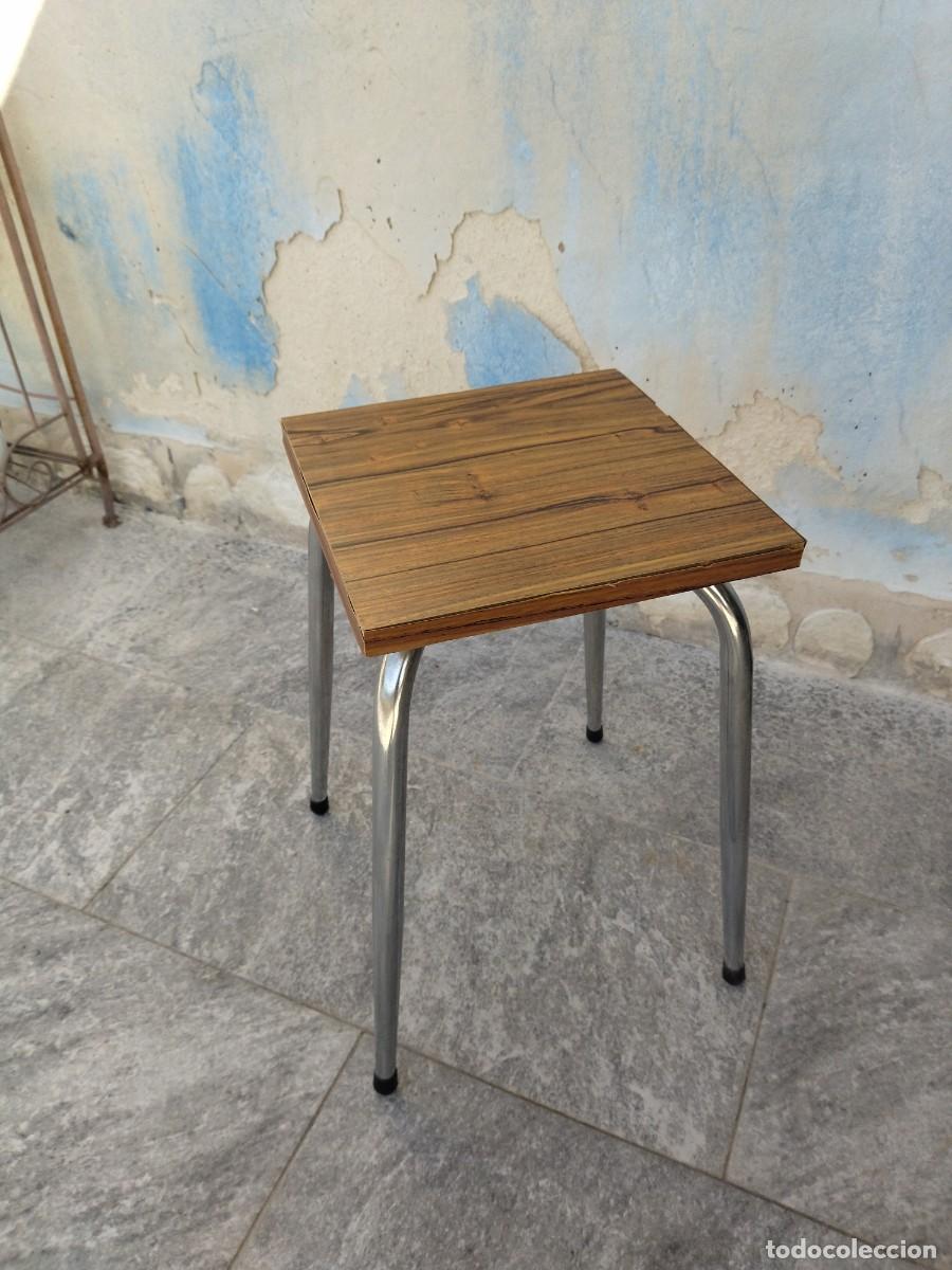 Vintage: Banqueta de madera chapada y patas cromadas. - Foto 2
