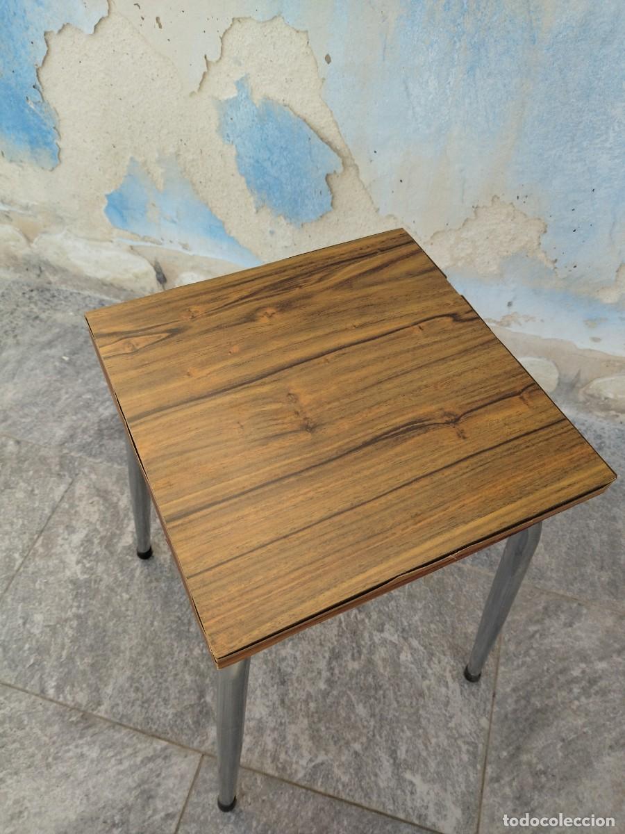 Vintage: Banqueta de madera chapada y patas cromadas. - Foto 5