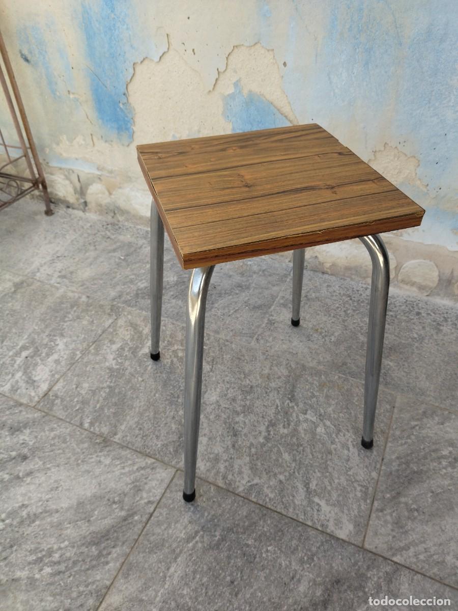 Vintage: Banqueta de madera chapada y patas cromadas. - Foto 1