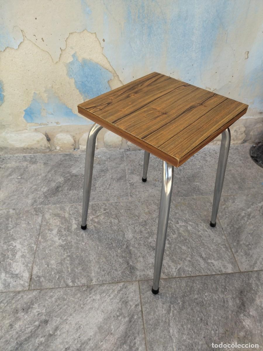 Vintage: Banqueta de madera chapada y patas cromadas. - Foto 4