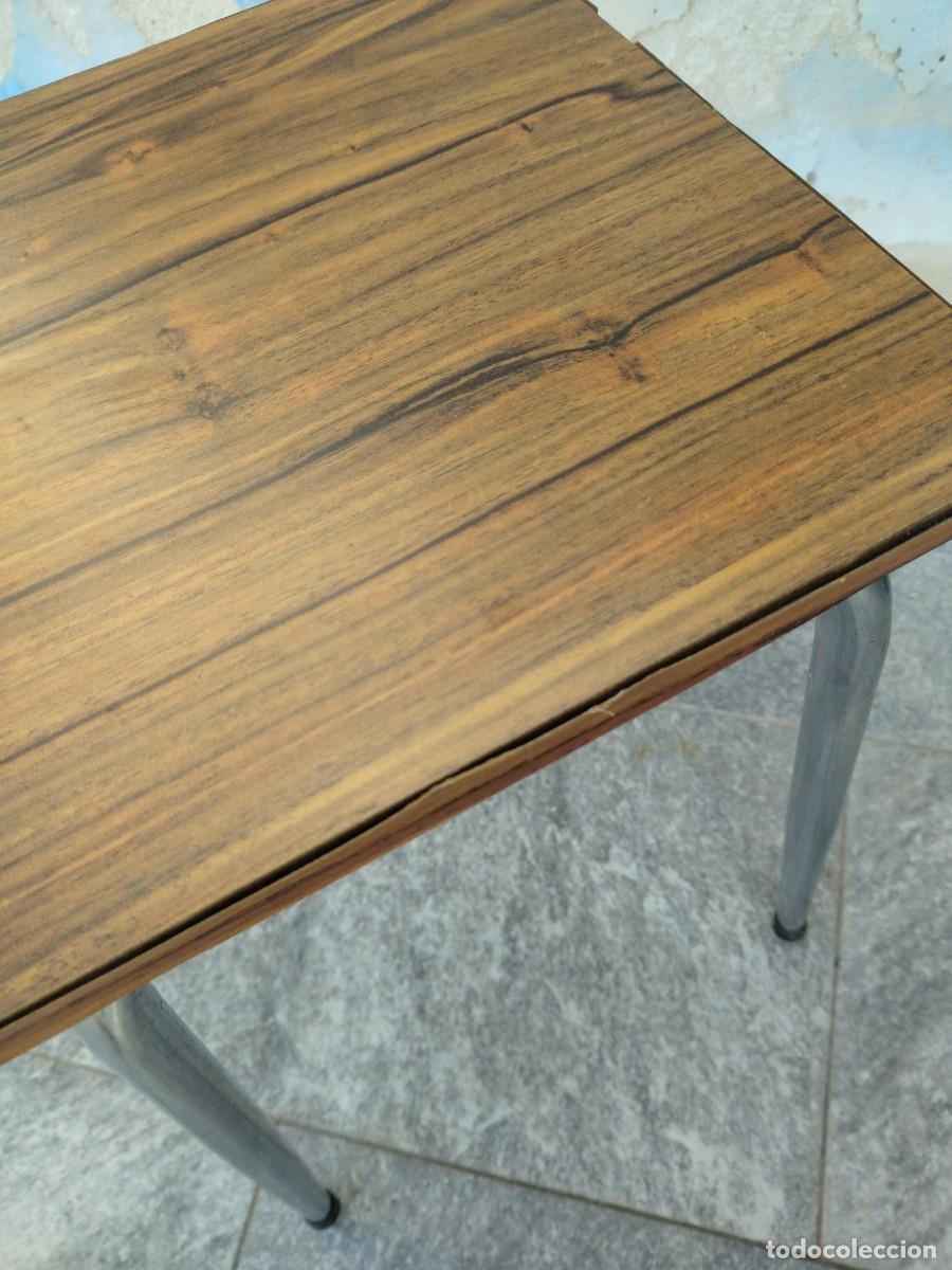 Vintage: Banqueta de madera chapada y patas cromadas. - Foto 6