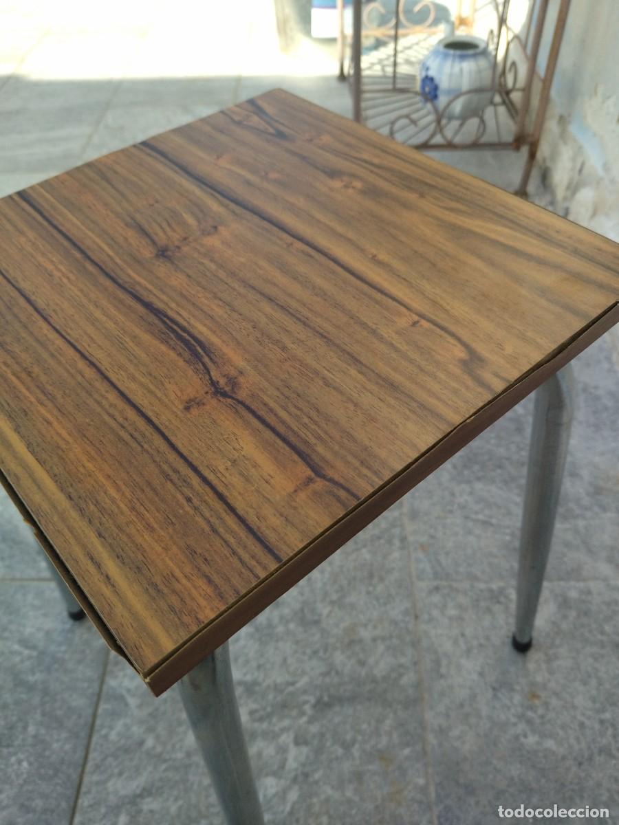 Vintage: Banqueta de madera chapada y patas cromadas. - Foto 7