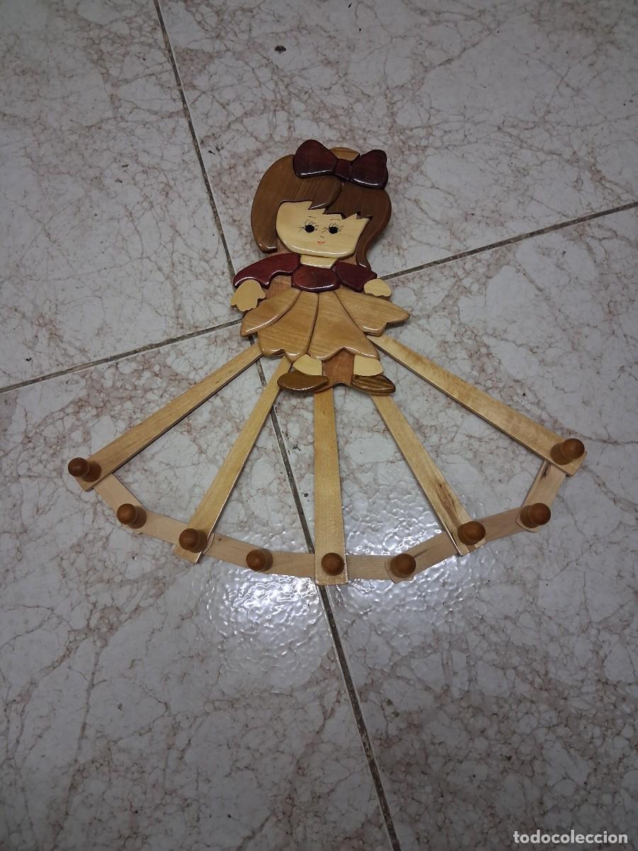 Vintage: Percha perchero de madera con forma de ni&ntilde;a mu&ntilde;eca - Foto 1