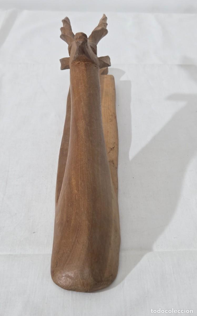Vintage: Percha de madera tallada, ciervo - Foto 3