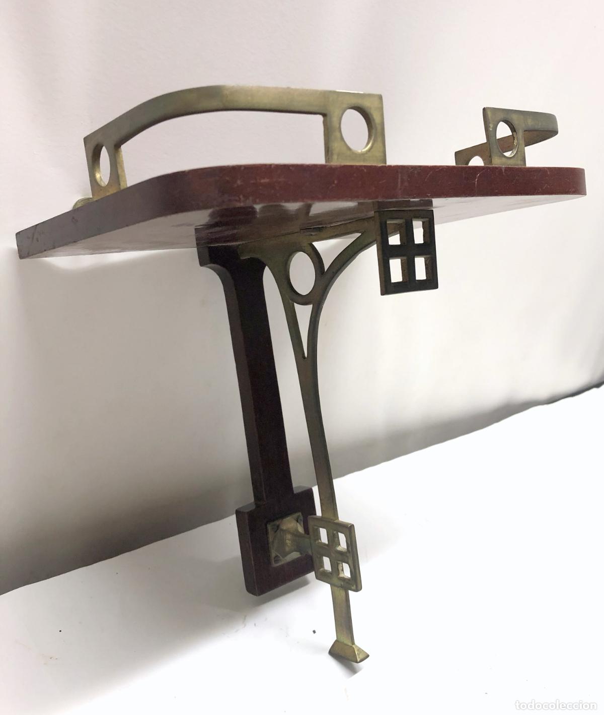 Vintage: M&eacute;nsula o estanter&iacute;a de pared Modernista &middot; madera y lat&oacute;n &middot; con decoraciones originales